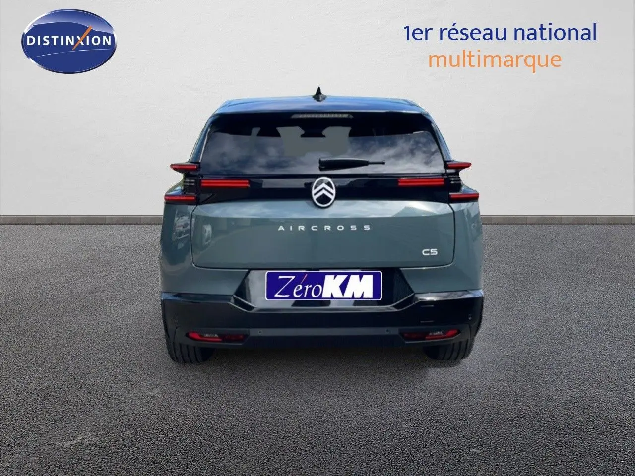Vue arrière d'un Citroën C5 Aircross Hybrid 145ch vert Astoria Métal avec feux arrière horizontaux et vitre teintée.