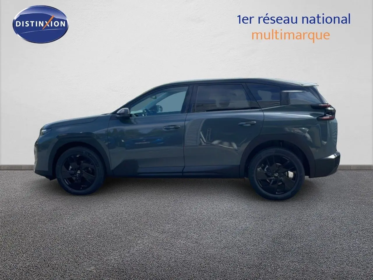 Profil côté gauche du Citroën C5 Aircross Hybrid 145ch vert Astoria métallisé avec jantes noires et vitres teintées.