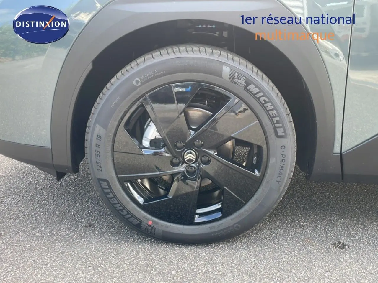 Gros plan sur la roue avant gauche noire brillante du Citroën C5 Aircross Hybrid 2026 vert Astoria Metal.