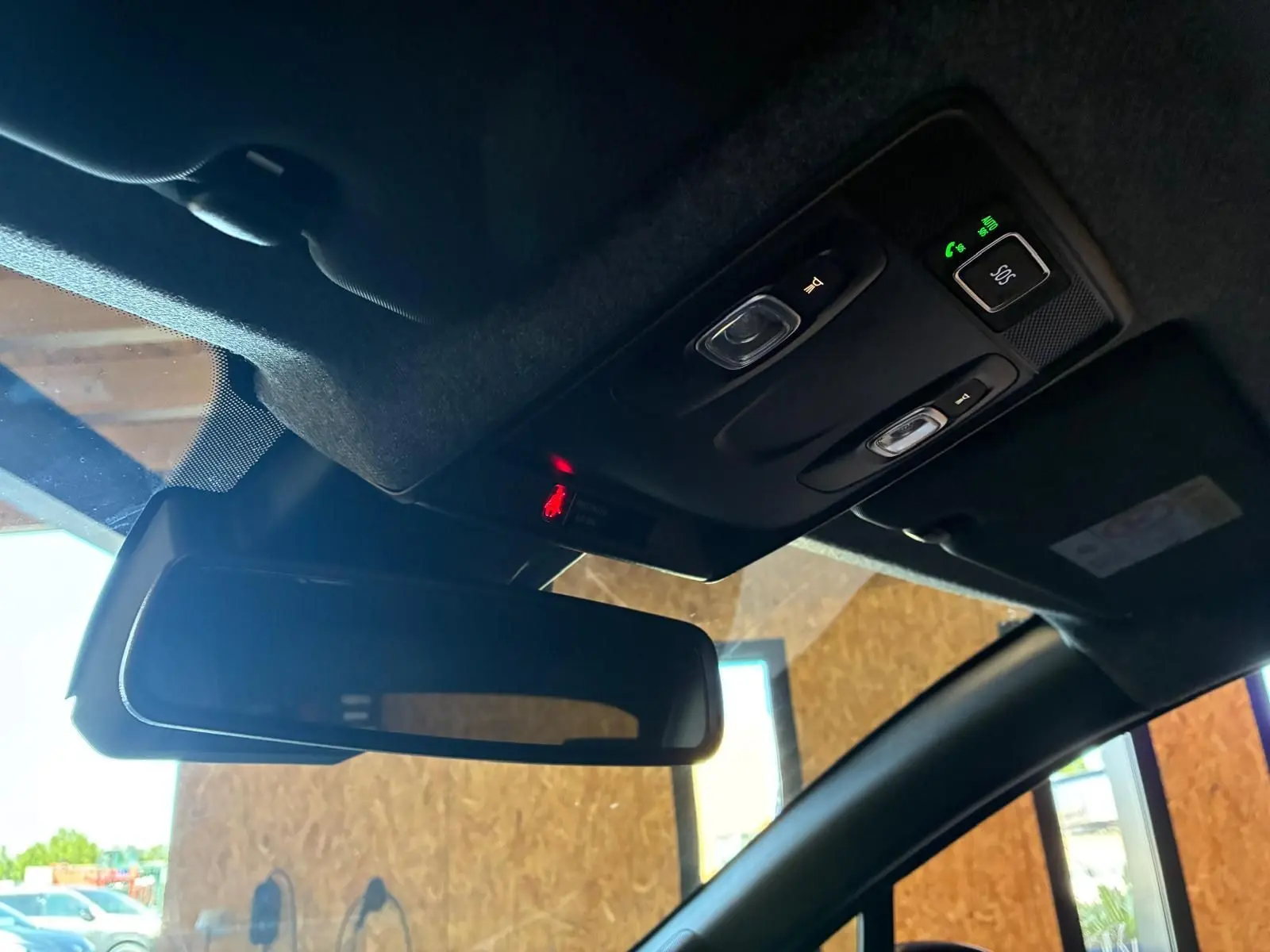 Vue intérieure du rétroviseur central et du plafonnier avec commandes SOS et éclairage sur Renault Clio gris schiste 2025.