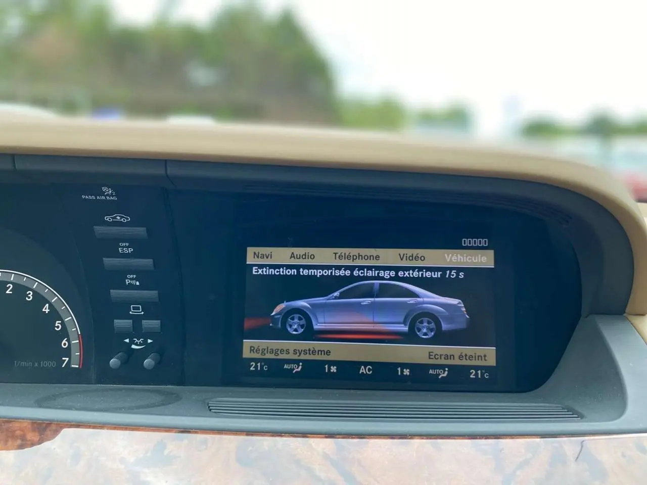 Écran central intérieur montrant une illustration latérale droite d'une Mercedes Classe S noire.