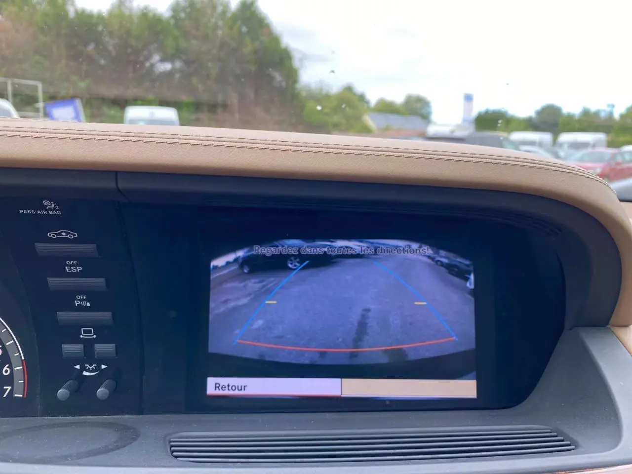 Écran central de la Mercedes Classe S 600 L 2007 montrant la caméra de recul avec guidage de trajectoire.