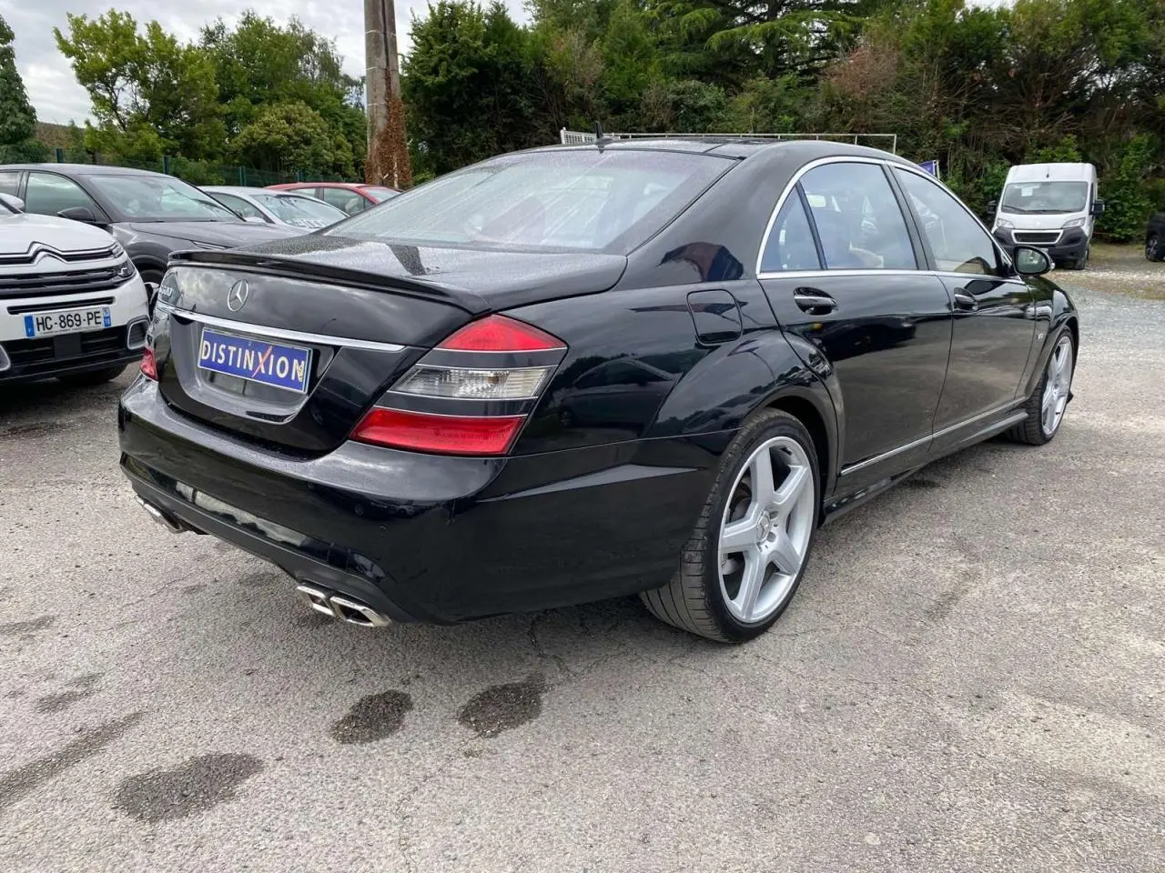 Mercedes Classe S 600 L noire vue 3/4 arrière droit, avec jantes AMG 20 pouces et double sortie d'échappement AMG.