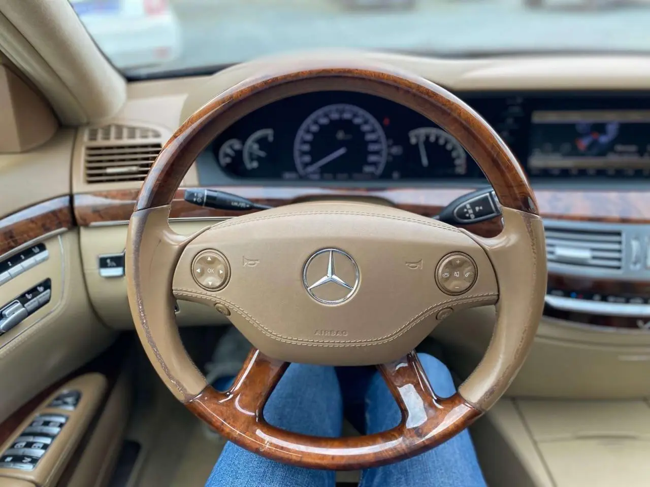 Vue rapprochée du volant en cuir et bois Designo beige de la Mercedes Classe S 600 L de 2007.