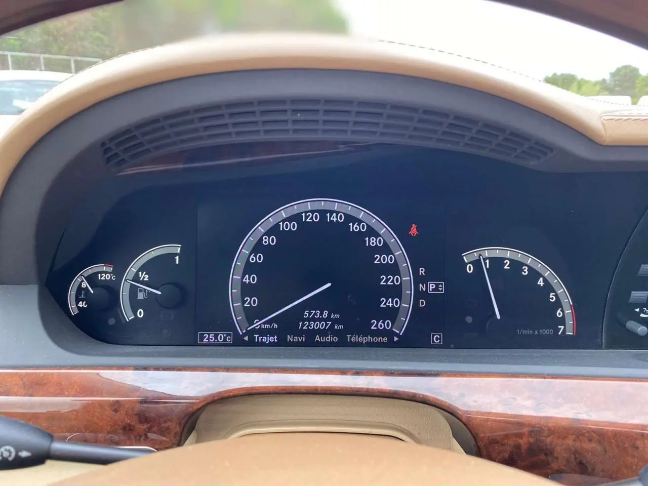 Tableau de bord de Mercedes Classe S 600 L 2007 avec compteurs numériques et garnitures bois Designo vues de face.