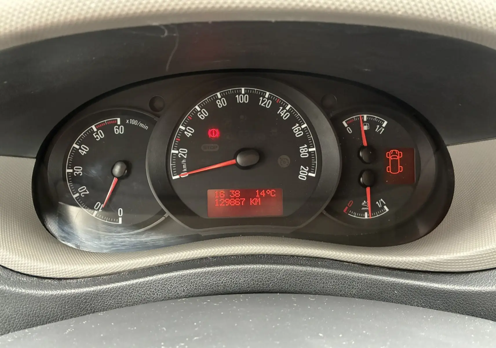 Vue rapprochée du tableau de bord de l'Opel Movano Fourgon blanc, affichant compte-tours, vitesse et jauges.