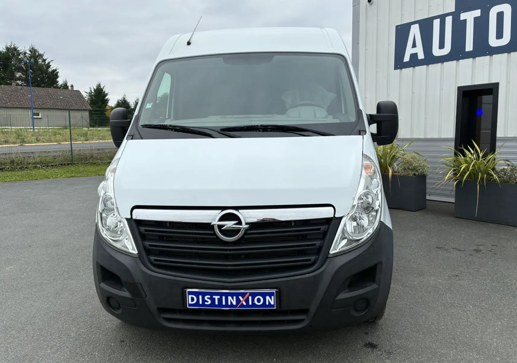 Vue frontale d'un Opel Movano Fourgon blanc de 2017 avec calandre noire et logo Opel centré.