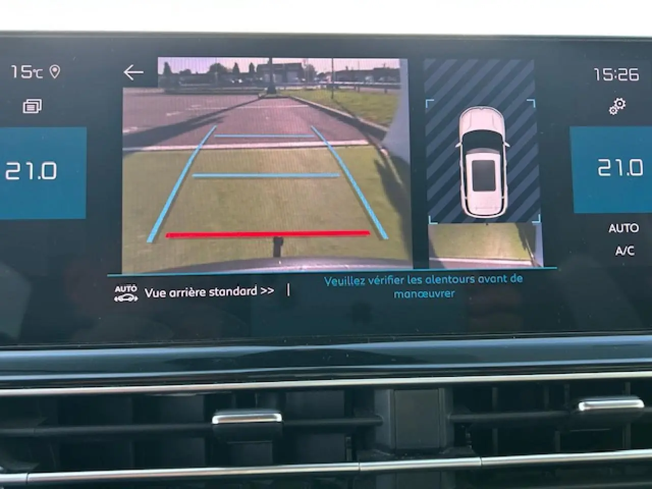 Affichage de la caméra de recul et vue 360° sur l'écran du tableau de bord du Citroën C5 Aircross gris platinium 2022.