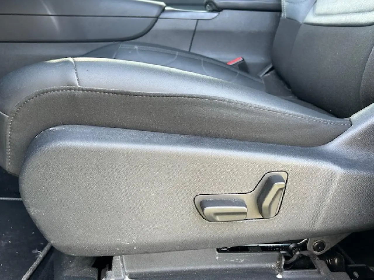 Détail du réglage électrique du siège avant droit en cuir noir du Citroën C5 Aircross Gris Platinium.