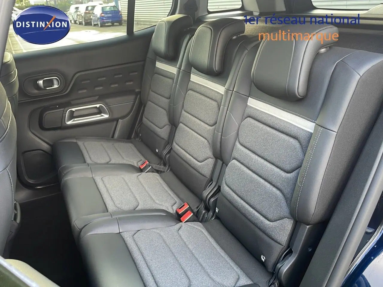 Vue intérieure sur la banquette arrière en cuir noir et tissu gris du Citroën C5 Aircross bleu Eclipse Metal.