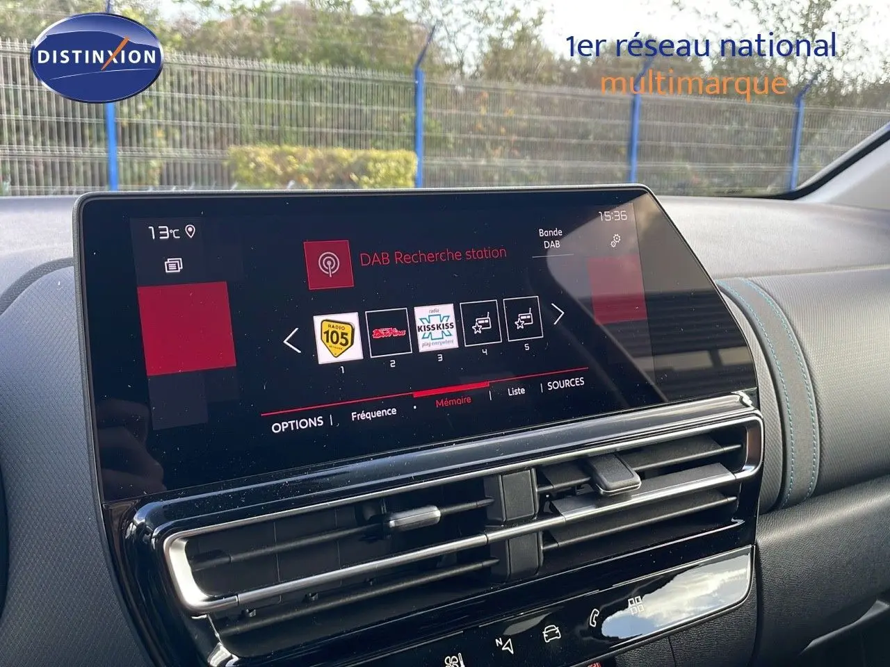 Écran tactile central du tableau de bord du Citroën C5 Aircross 2025, affichant la recherche de stations DAB.