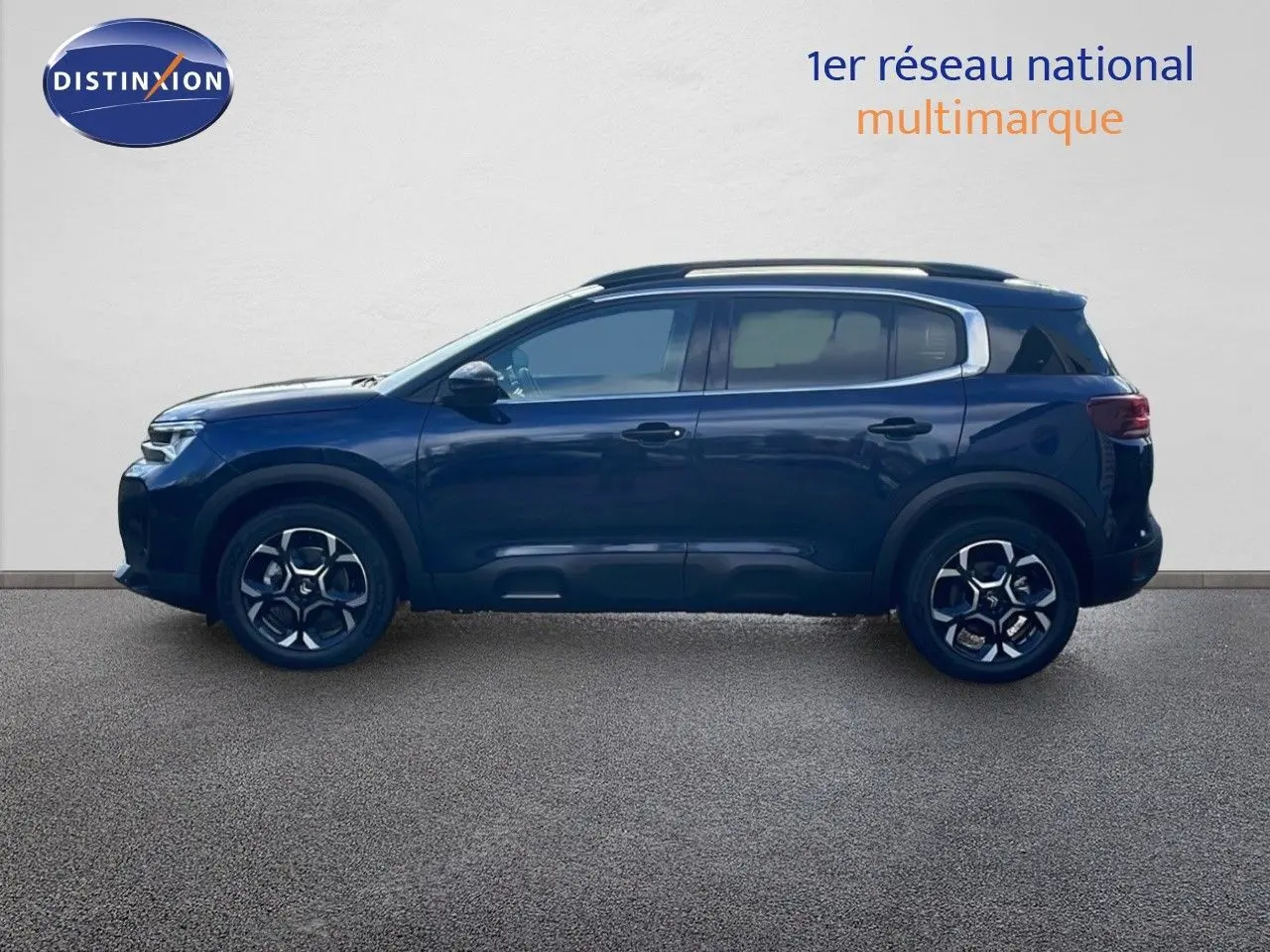 Profil droit d'un Citroën C5 Aircross 2025 bleu éclipse métallisé avec jantes noires et toit noir.
