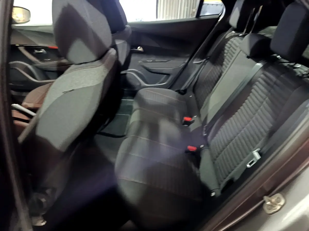 Vue intérieure côté droit sur la banquette arrière noire à motifs du Peugeot 2008 gris clair, version Active Business 2021.