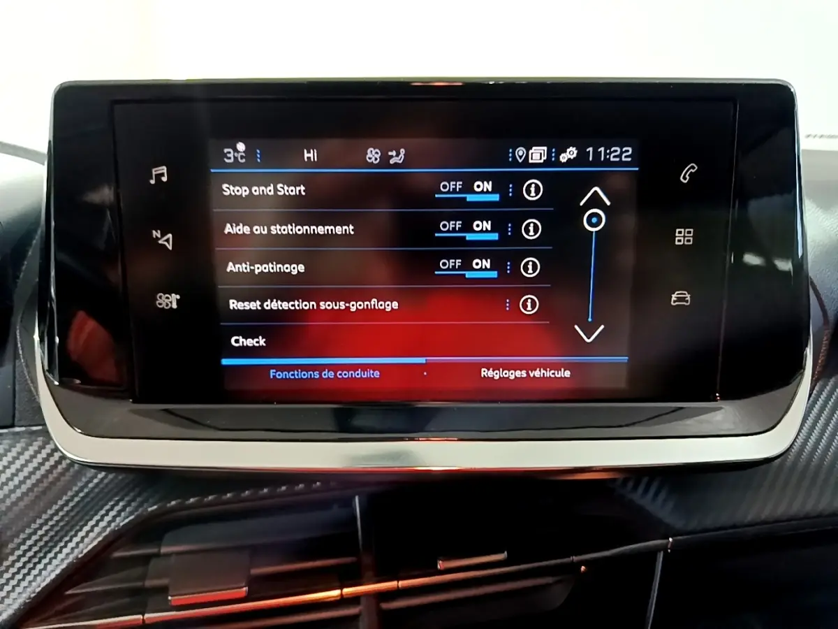 Écran tactile central du tableau de bord de la Peugeot 2008, affichant les réglages d’aide à la conduite.