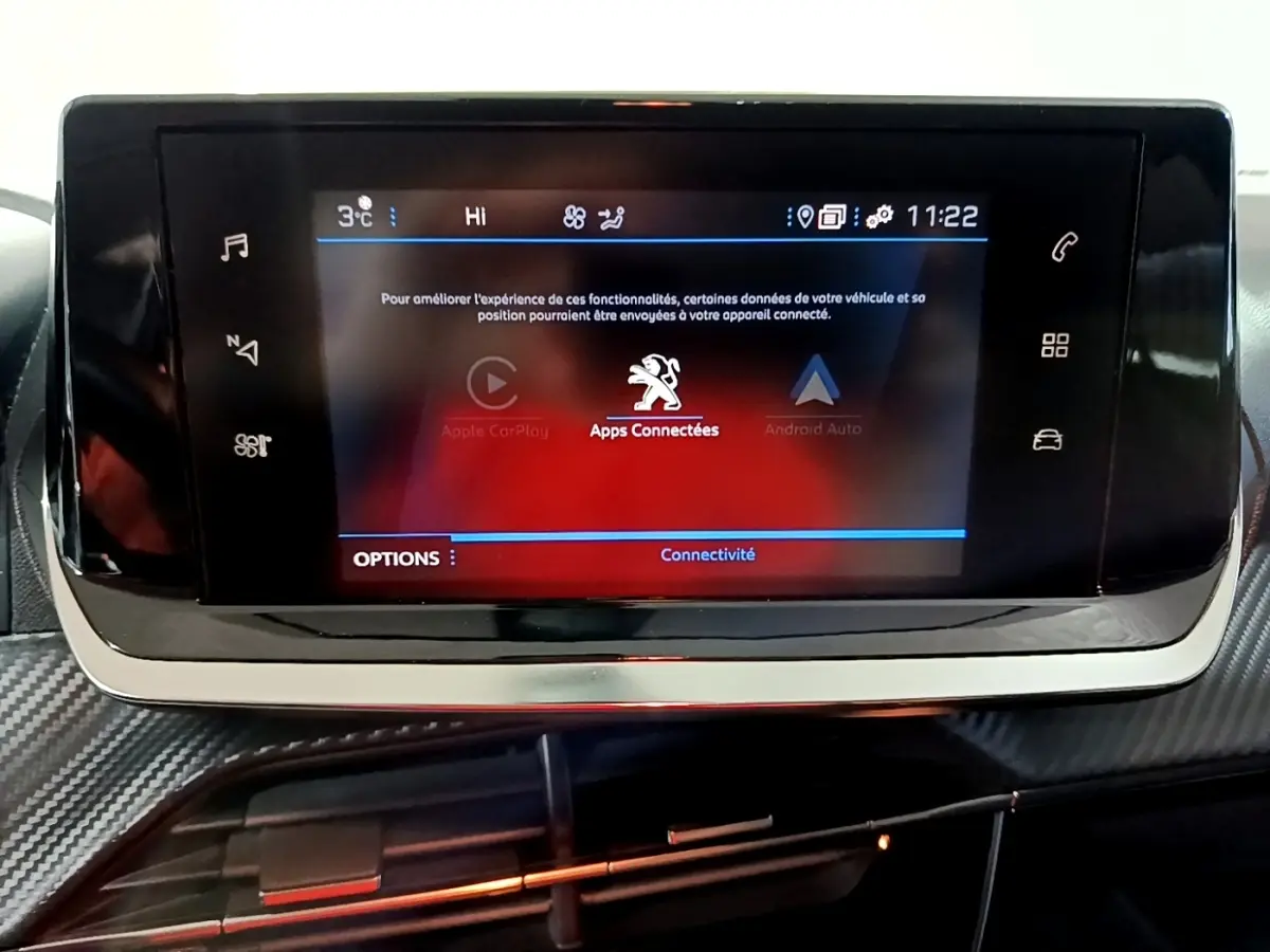 Écran tactile central affichant les applications connectées dans l’habitacle d’une Peugeot 2008 gris clair, vue de face.