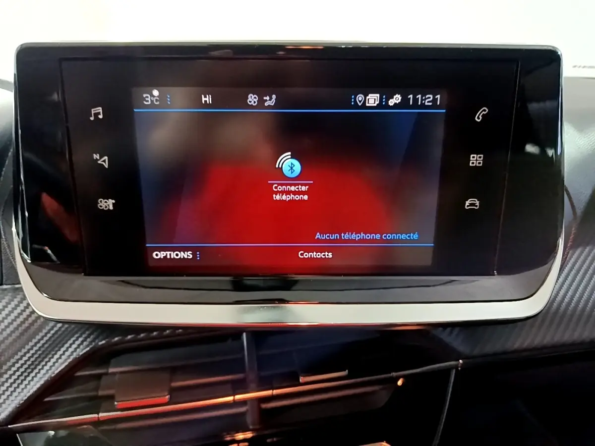 Écran tactile central du tableau de bord de la Peugeot 2008 gris clair, affichant la connexion Bluetooth téléphone.