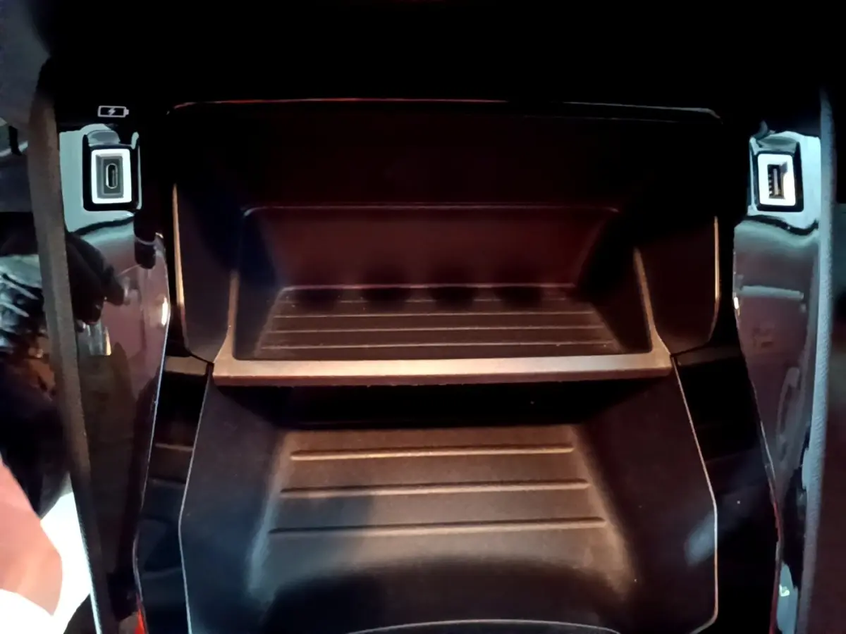 Vue rapprochée de la console centrale noire avec ports USB-C et USB-A du Peugeot 2008 gris clair 2021.