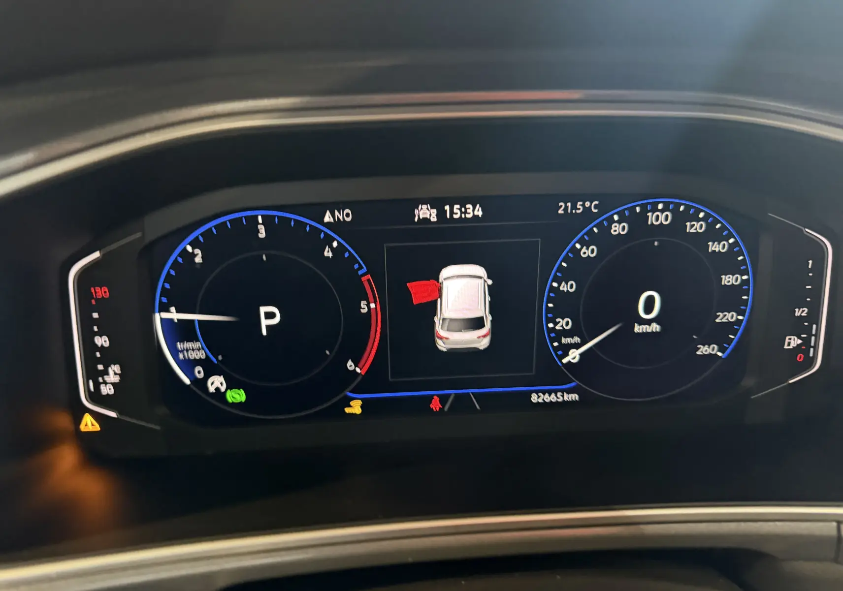 Tableau de bord numérique du Volkswagen T-Roc bleu 2022, affichant la vitesse à 0 km/h et porte gauche ouverte.