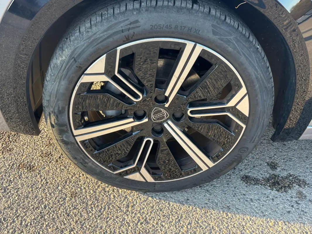 Gros plan sur la jante 17 pouces bicolore d’une Lancia Ypsilon gris 2025, mettant en valeur le design moderne.