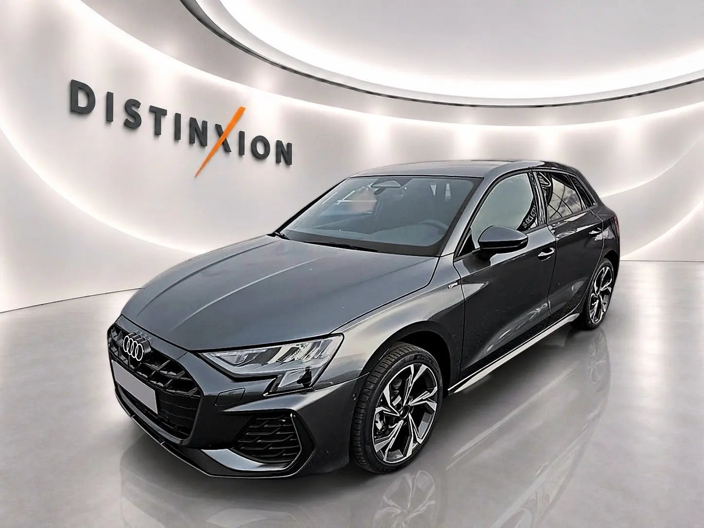 Audi A3 Sportback gris Daytona vue 3/4 avant droit avec jantes alu et calandre S line noire brillante.