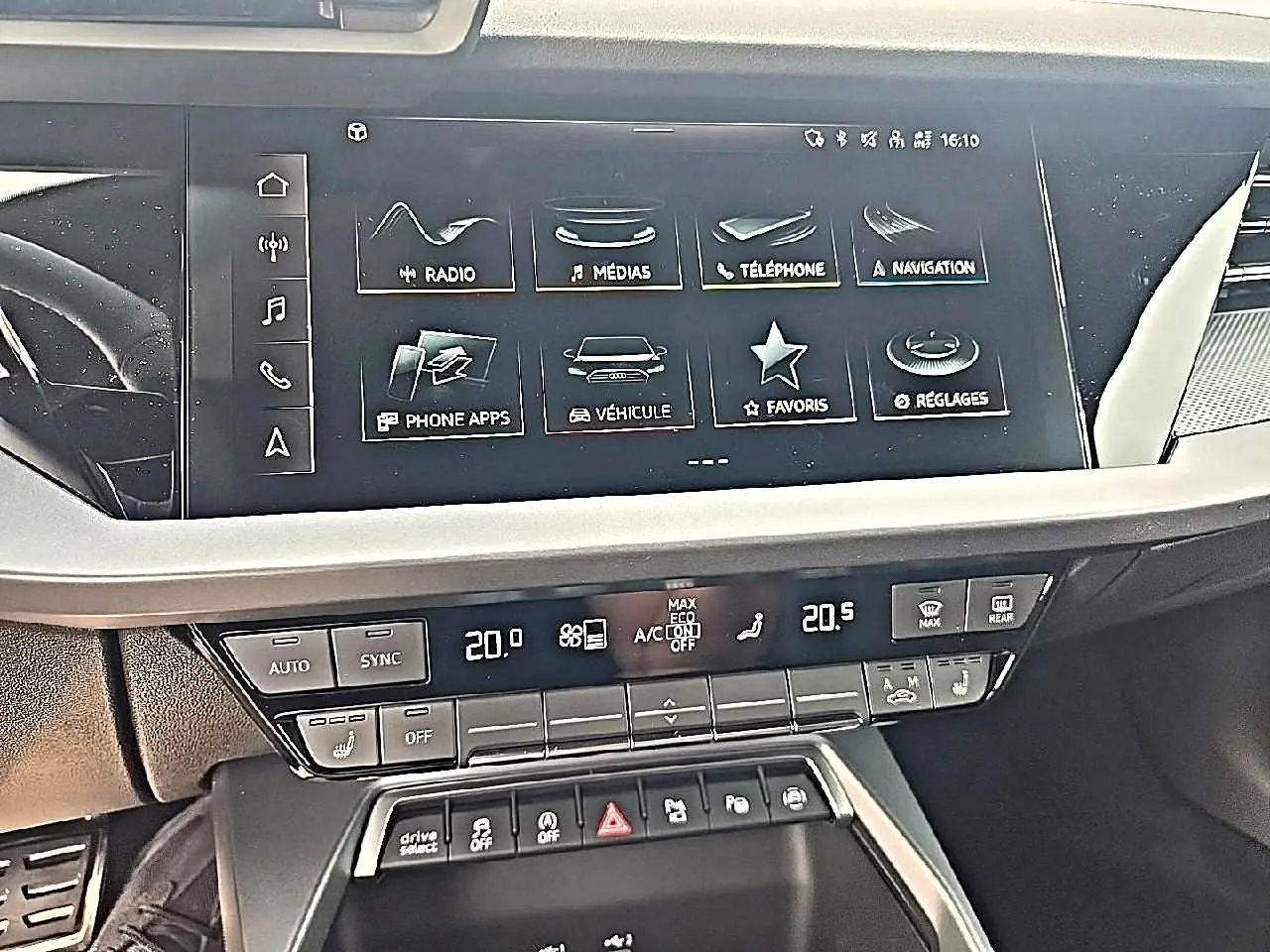 Intérieur Audi A3 Sportback 2026, vue rapprochée de la console centrale avec écran tactile et commandes climatisation.