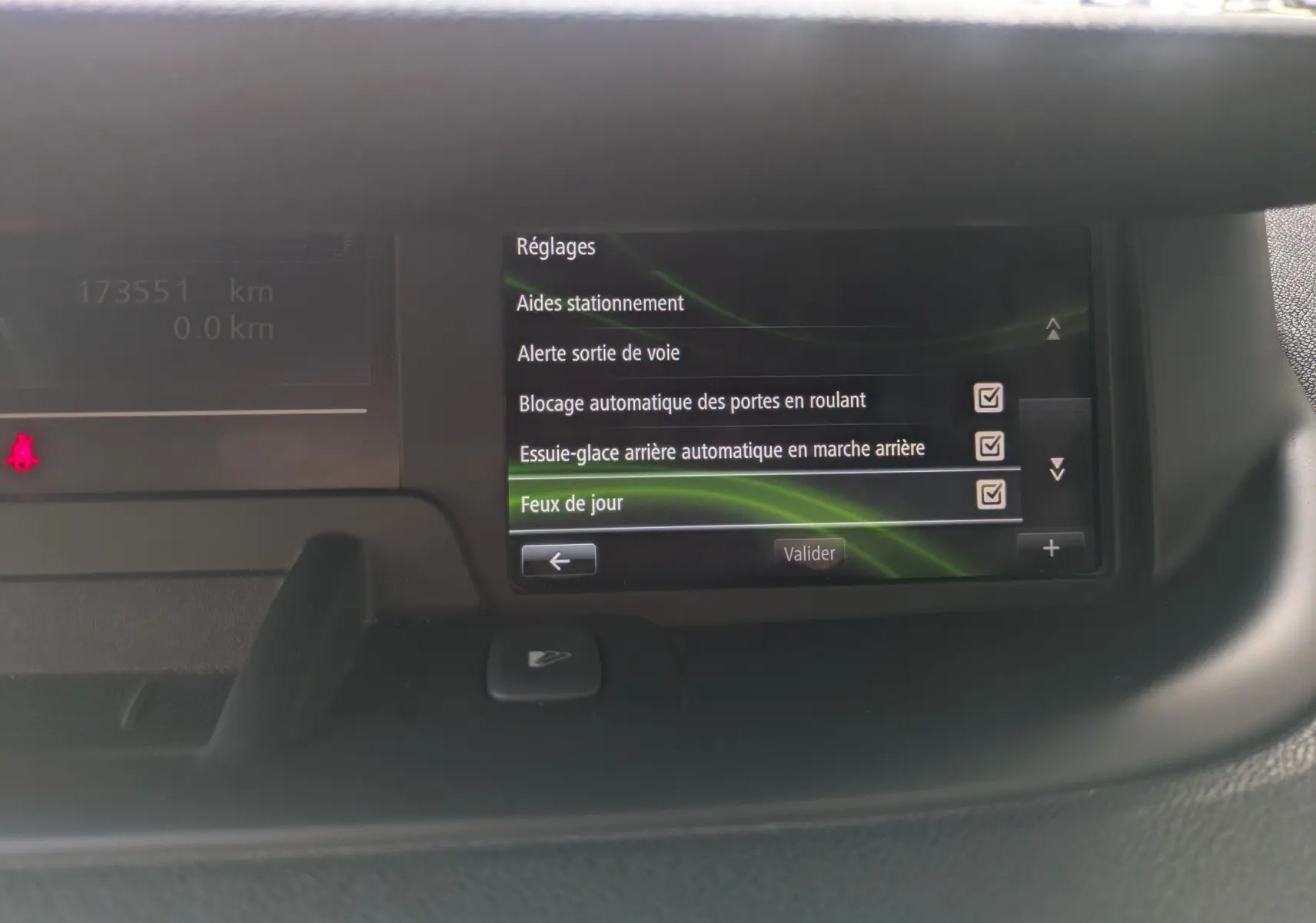 Écran central du tableau de bord du Renault Scenic IV blanc, affichant les réglages d'aides à la conduite.