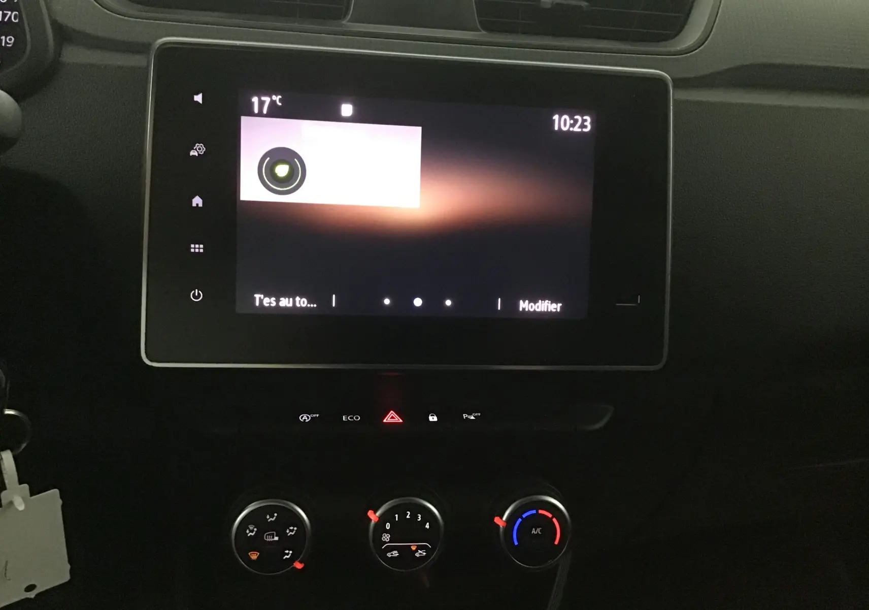 Écran tactile Easy Link 8 pouces et commandes de climatisation du tableau de bord du Renault Express Van blanc 2021.