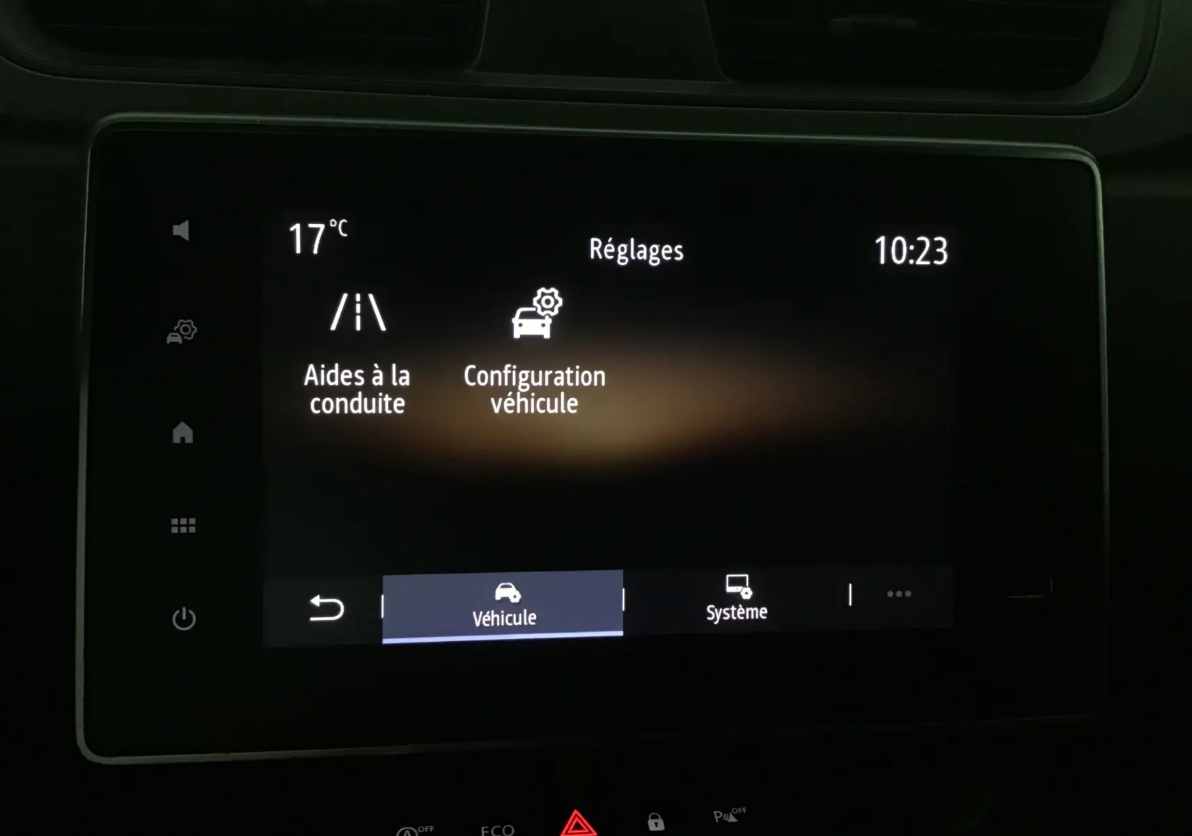 Écran tactile central du Renault Express Van blanc 2021 affichant les réglages d'aides à la conduite et configuration véhicule.