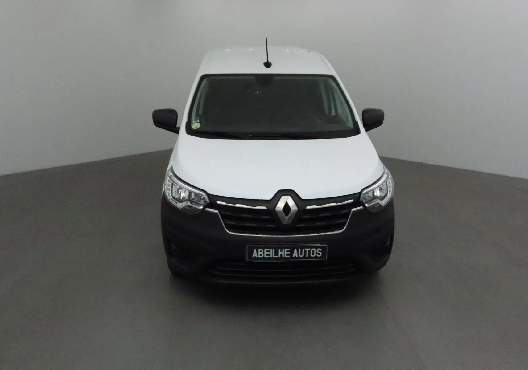 Vue frontale d'un Renault Express Van blanc avec calandre noire et logo Renault bien visible.