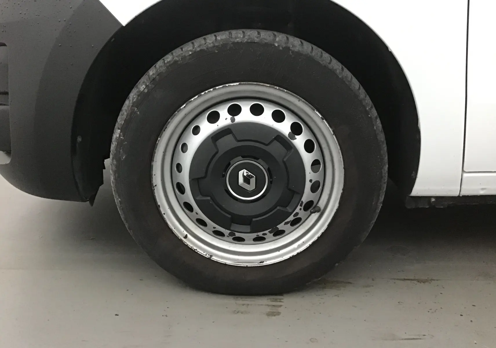 Gros plan sur la roue avant gauche du Renault Express Van blanc, mettant en valeur la jante acier avec logo Renault central.