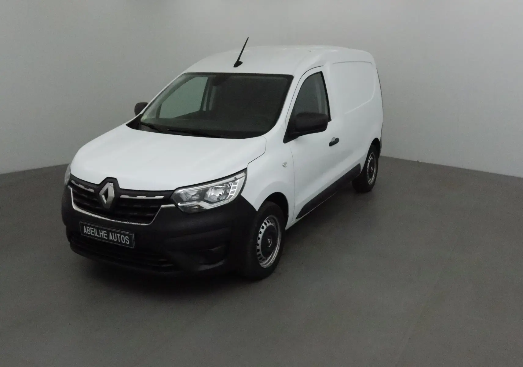 Renault Express Van blanc en 3/4 avant droit, avec calandre noire et jantes acier simples.