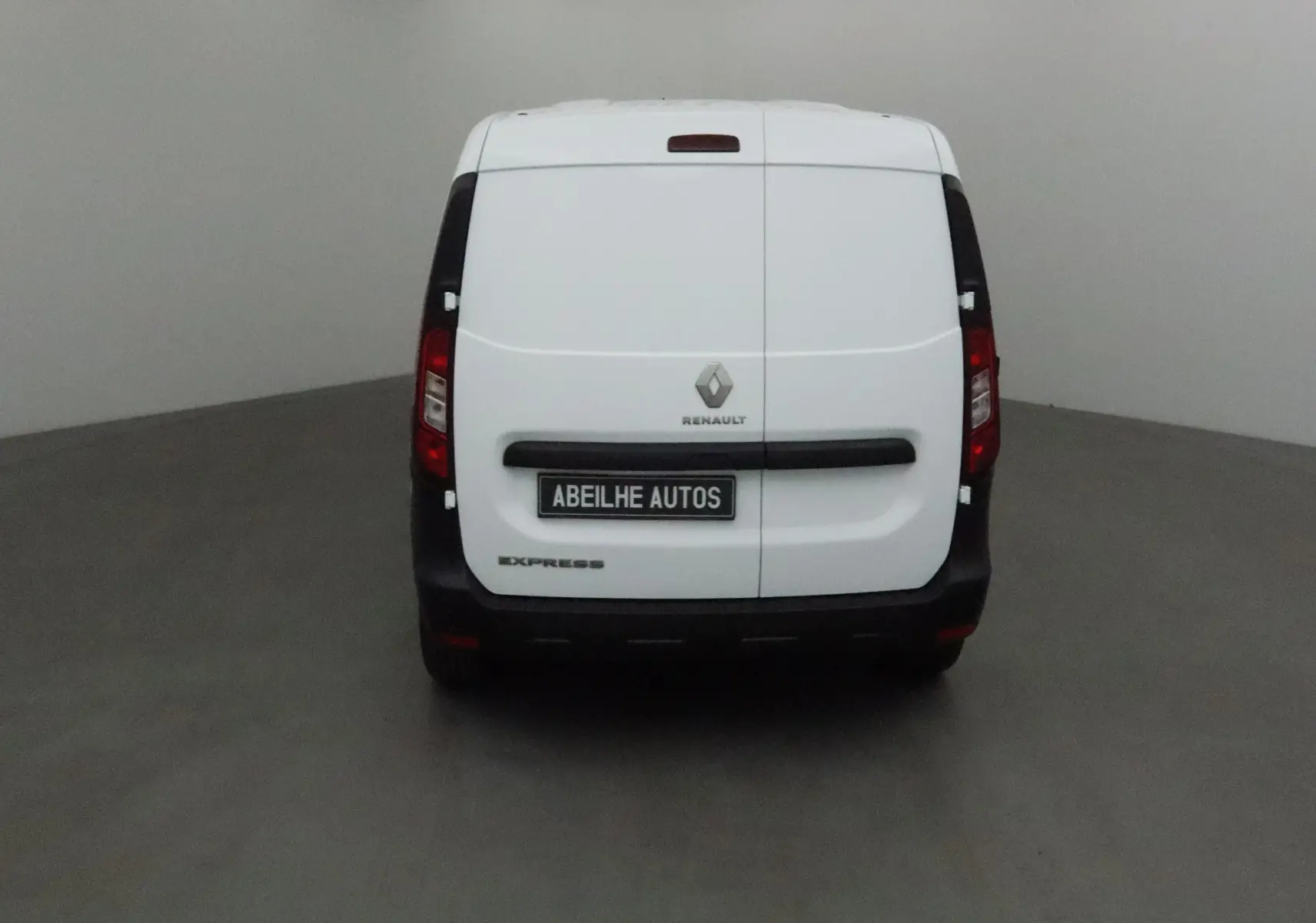 Vue arrière du Renault Express Van blanc 2021 avec portes battantes et logo central visible.