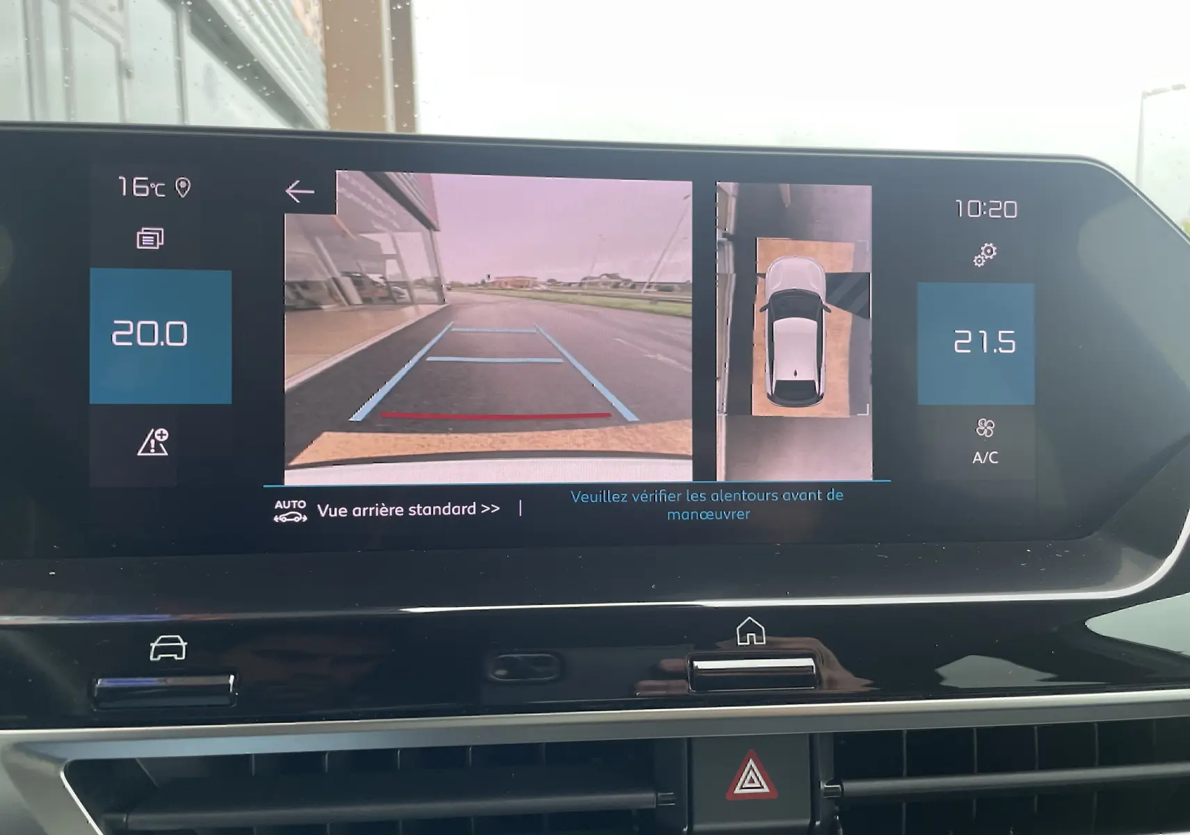 Écran multimédia de la Citroën C4 blanche 2022 montrant la caméra de recul et la vue 360° du véhicule en stationnement.