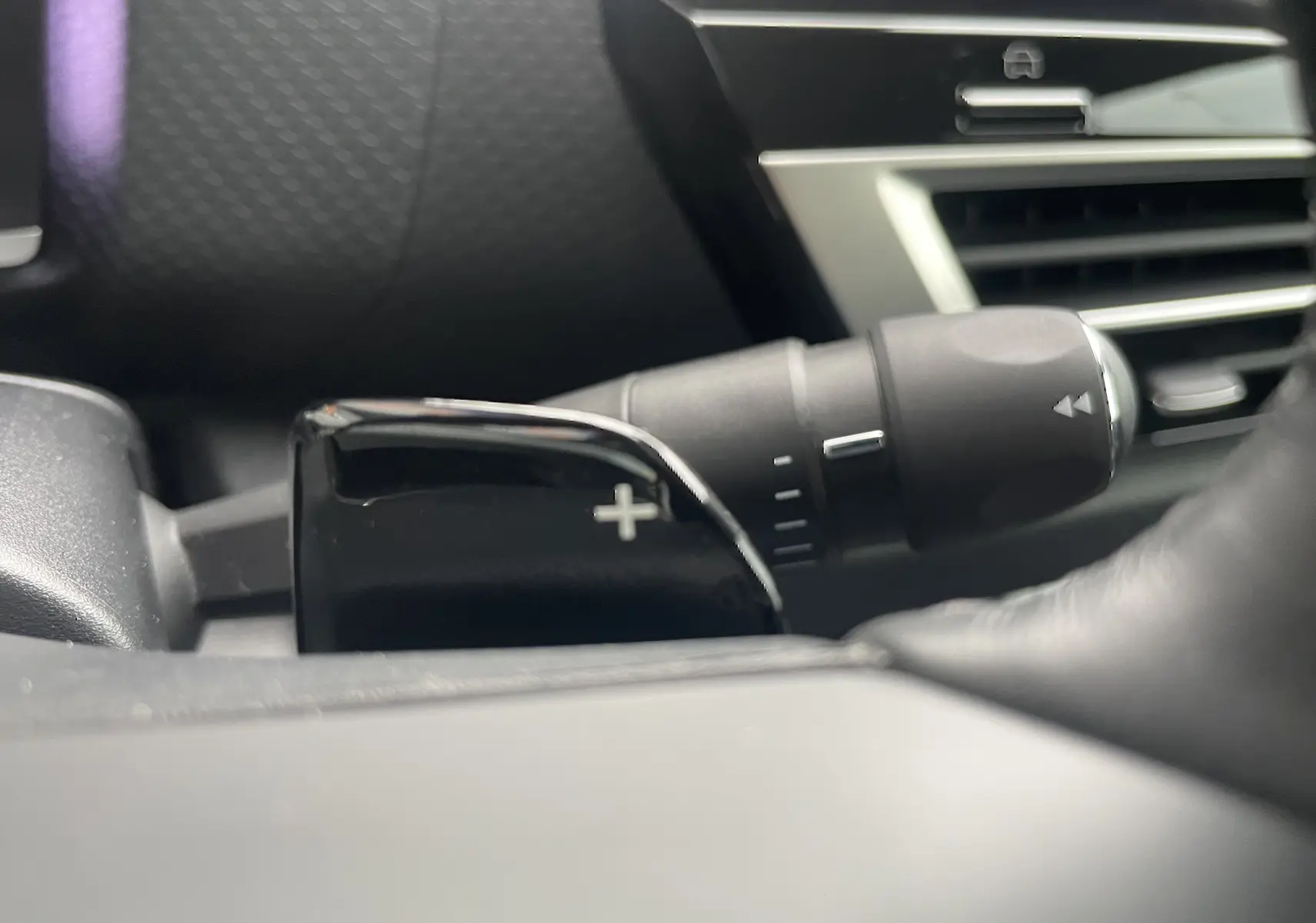 Gros plan sur la commande de palette de changement de vitesse "+" côté droit du volant d'une Citroën C4 blanche 2022.