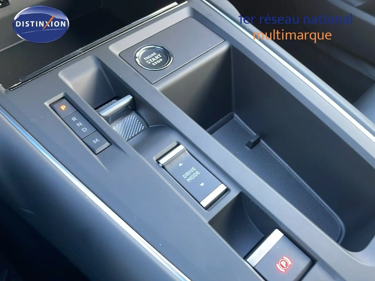 Vue rapprochée de la console centrale noire du Citroën C5 Aircross avec bouton start/stop et commandes de boîte automatique.