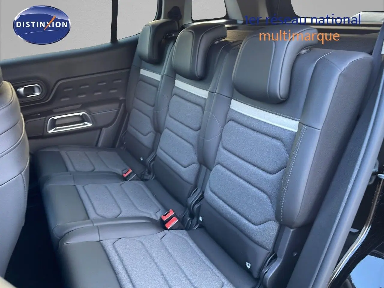 Banquette arrière en cuir noir et tissu gris vue côté droit dans un Citroën C5 Aircross noir Perla Metal.