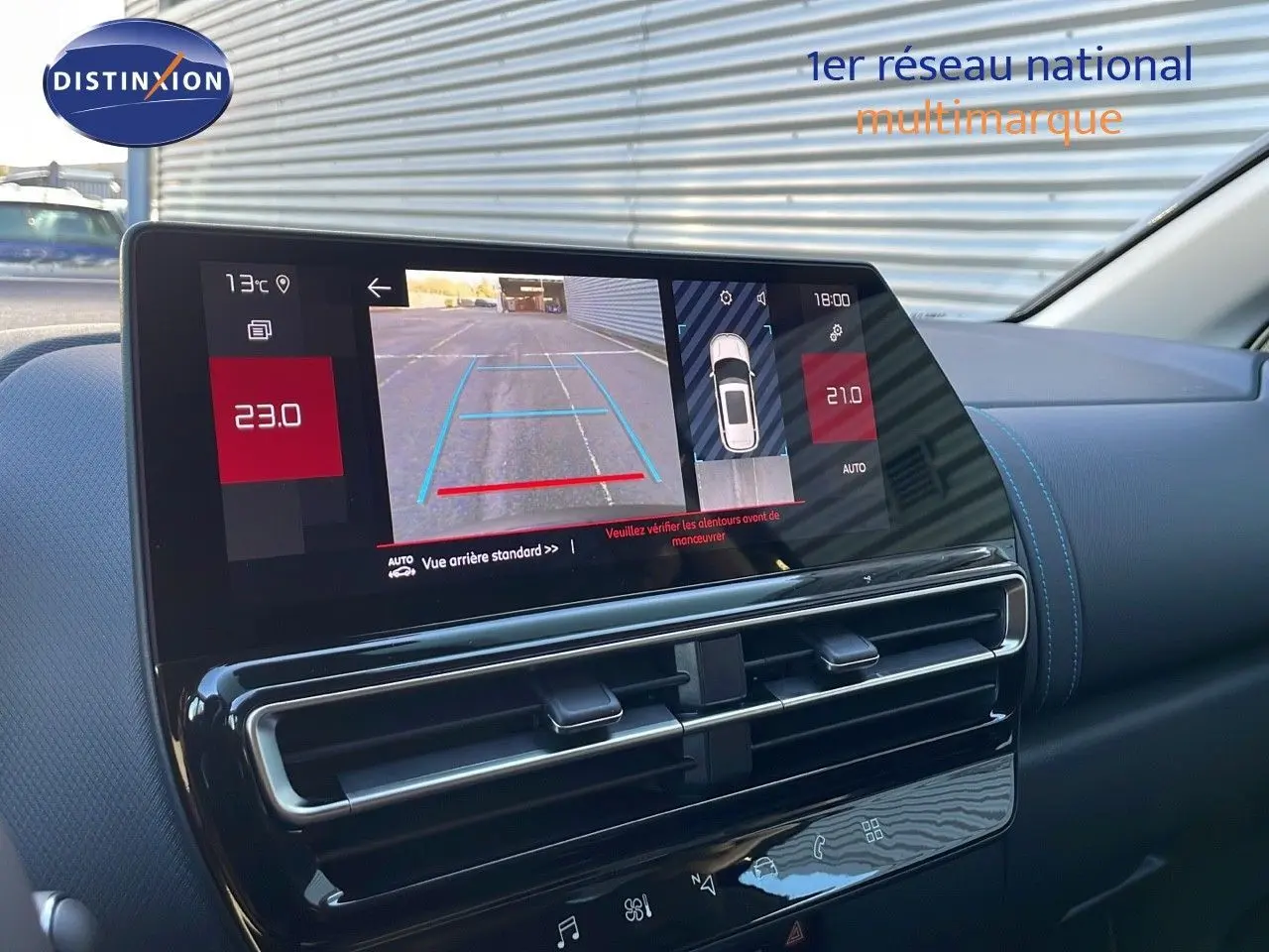 Affichage de la caméra de recul sur l'écran central du tableau de bord du Citroën C5 Aircross noir, vue intérieure côté passager.