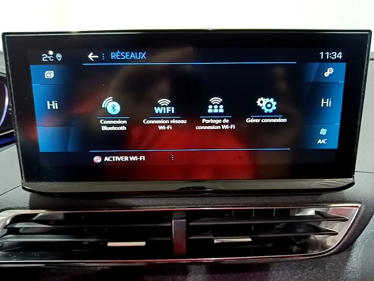 Écran tactile central affichant les options Wi-Fi dans l’habitacle d’un Peugeot 3008 noir, vue de face.