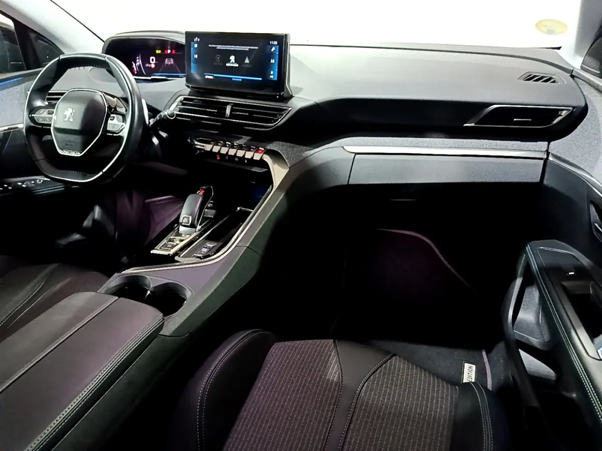 Intérieur noir du Peugeot 3008 2022, vue côté passager avec tableau de bord digital et écran tactile central.