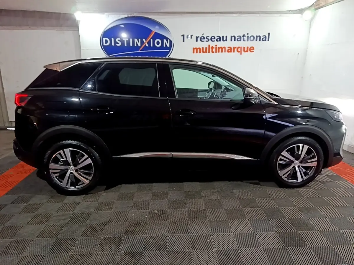 Vue latérale droite d'un Peugeot 3008 noir 2022, soulignant ses jantes alliage et lignes élégantes.