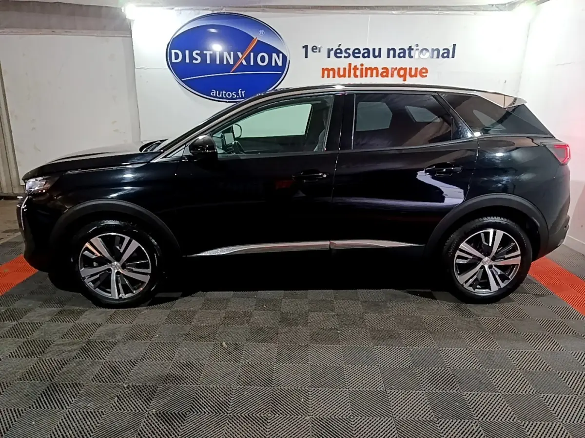Vue de profil côté gauche d’un Peugeot 3008 noir 2022, avec jantes alliage et détails chromés sur les bas de caisse.