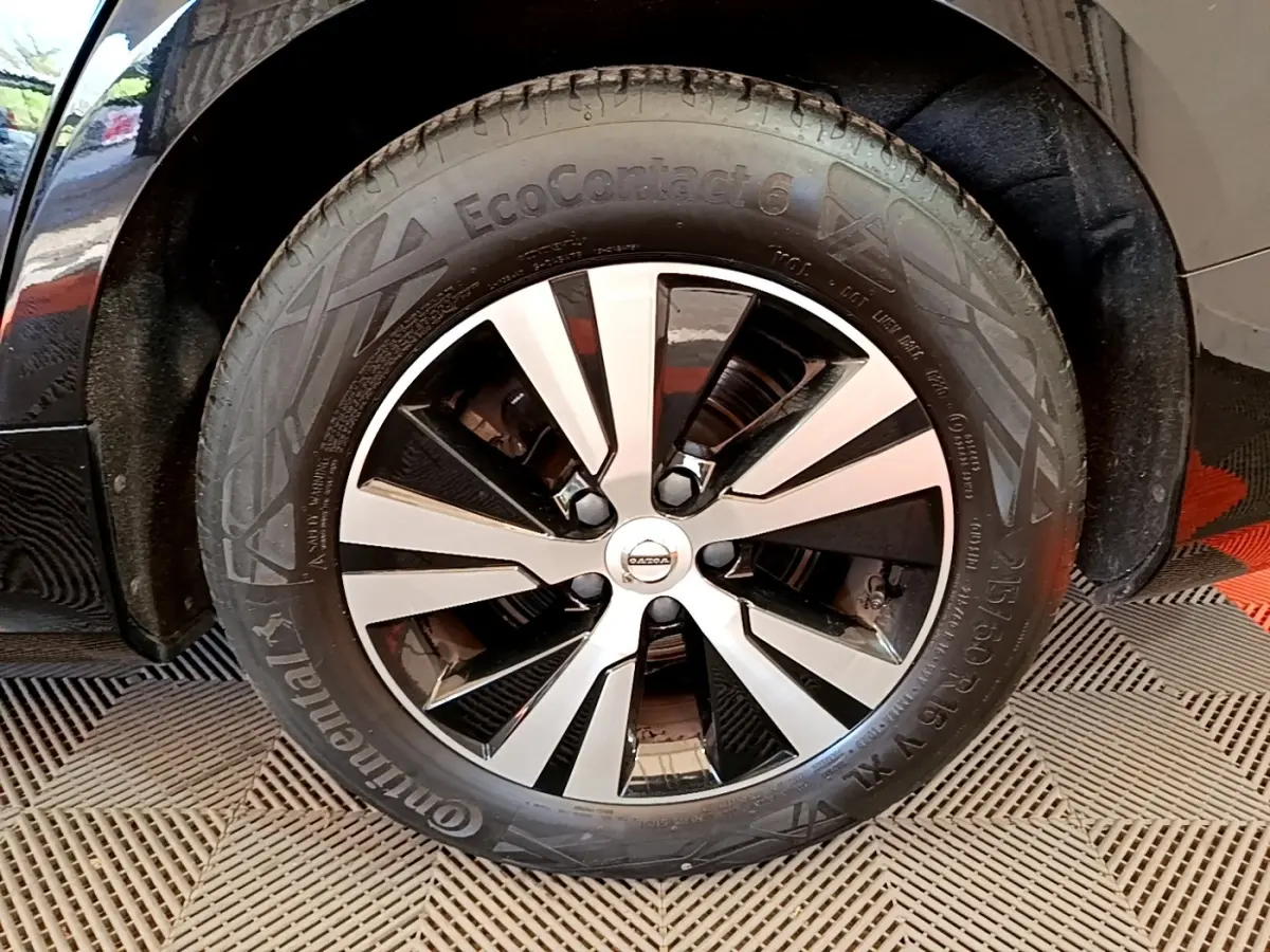 Gros plan sur la roue avant droite noire d’un Volvo V60 D3 AdBlue 2020 avec jante alliage bicolore moderne.