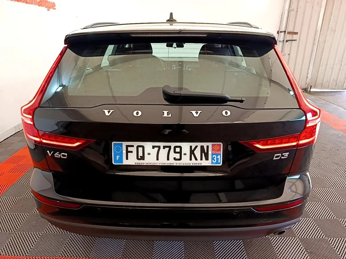 Vue arrière d’un Volvo V60 D3 noir avec feux LED caractéristiques et plaque d’immatriculation française visible.