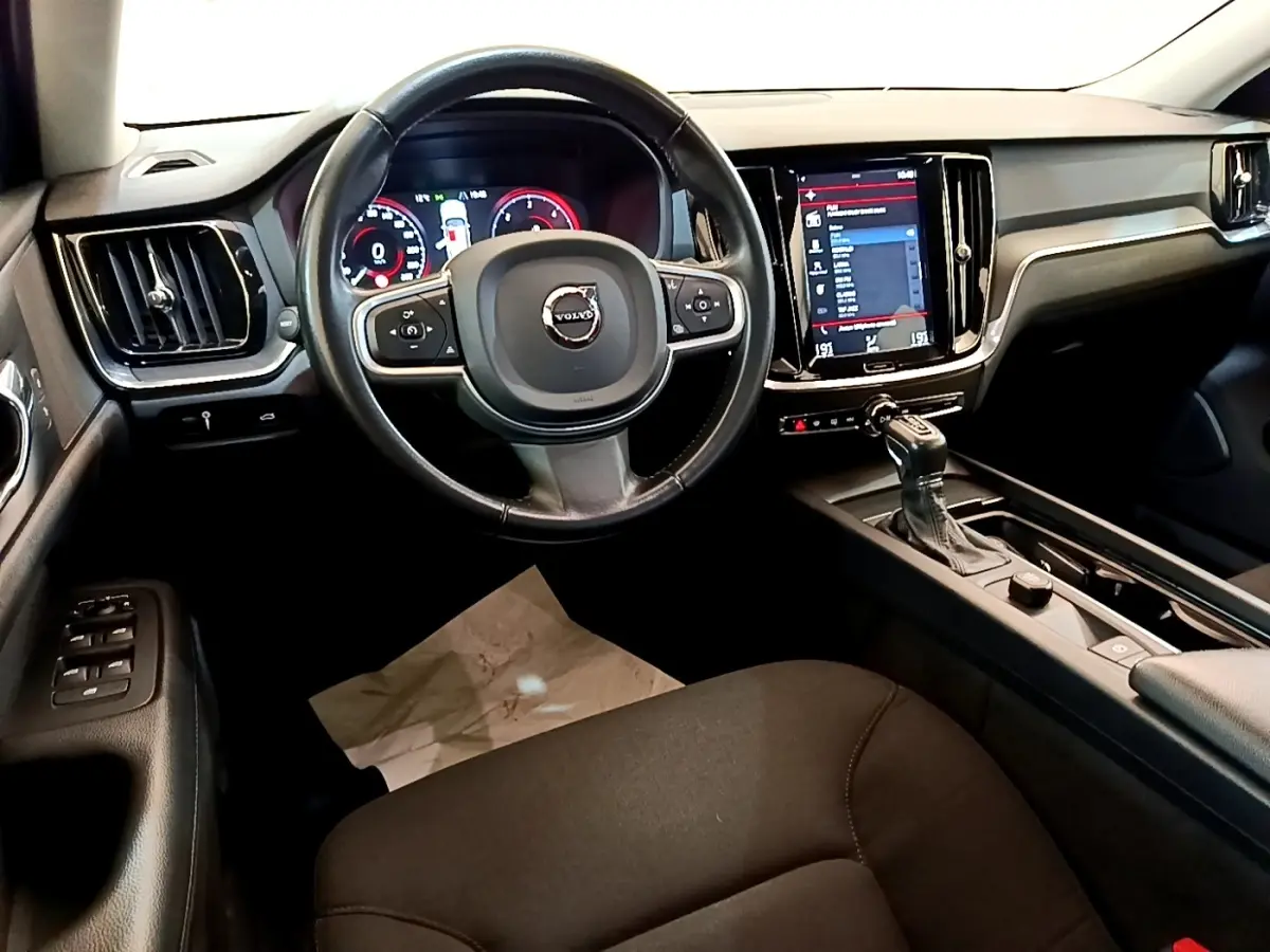 Intérieur noir de Volvo V60 D3 2020, vue de face sur le volant, tableau de bord digital et écran tactile central.