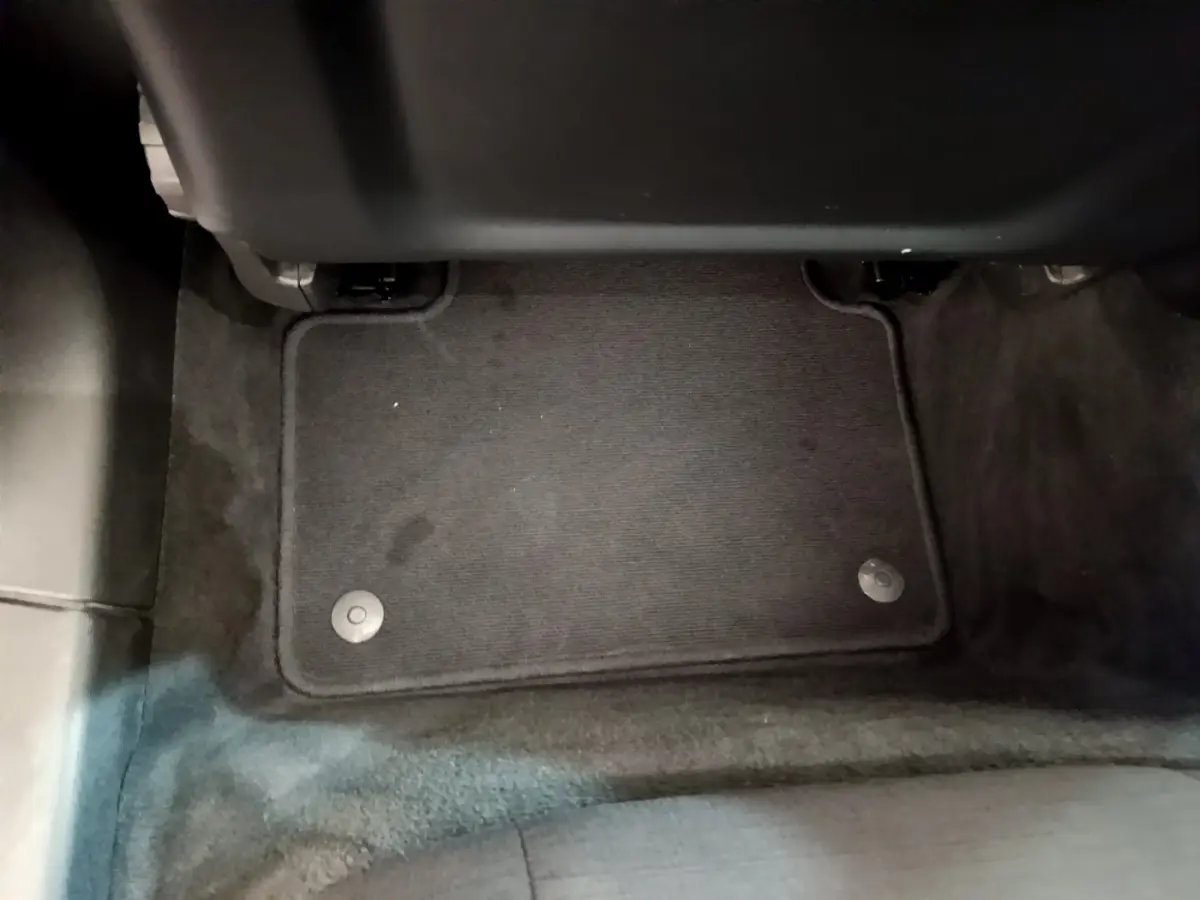 Vue du sol arrière côté passager avec tapis noir dans un Volvo V60 D3 AdBlue 2020 noir.