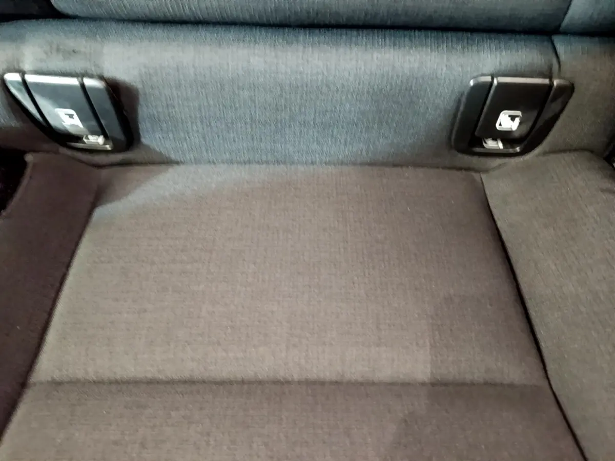 Gros plan sur la banquette arrière noire du Volvo V60 D3 2020 avec boutons de rabattement intégrés.