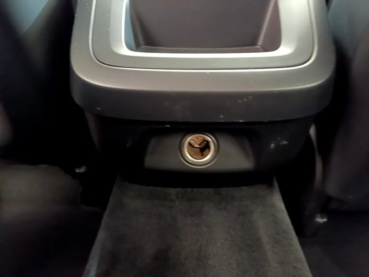 Prise 12V arrière sous la console centrale, intérieur noir du Volvo V60 D3 AdBlue 2020.