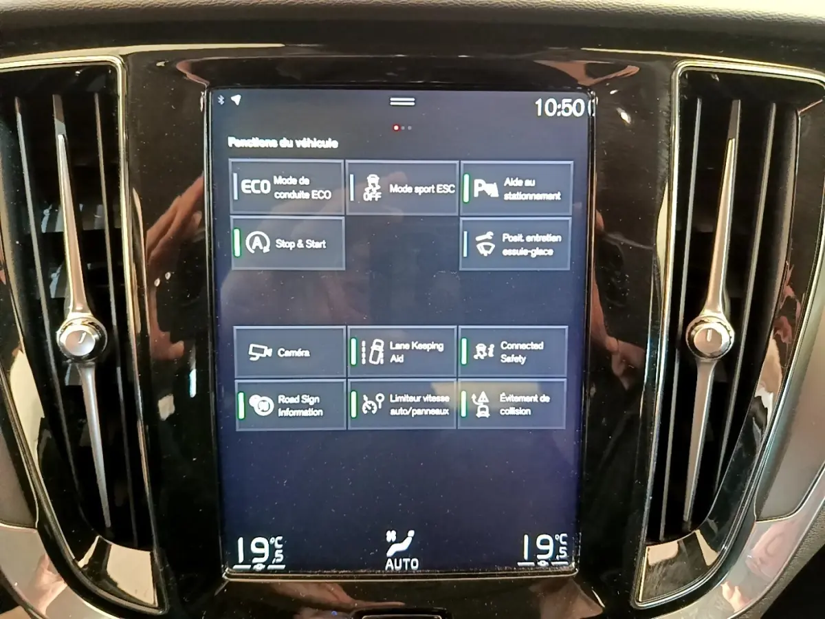 Écran tactile central affichant les options d’aide à la conduite dans un Volvo V60 noir de 2020.