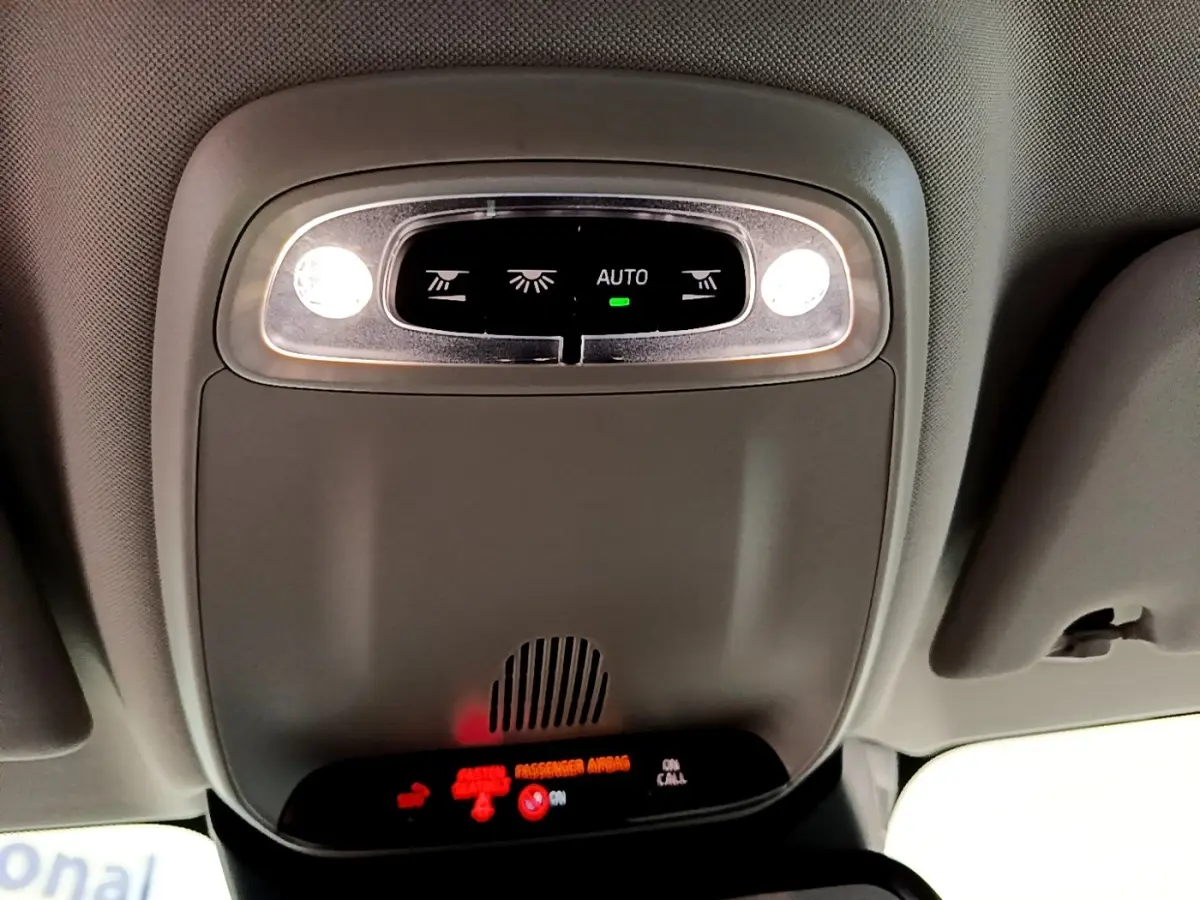 Plafonnier intérieur allumé avec commandes tactiles et affichage digital dans un Volvo V60 noir de 2020.