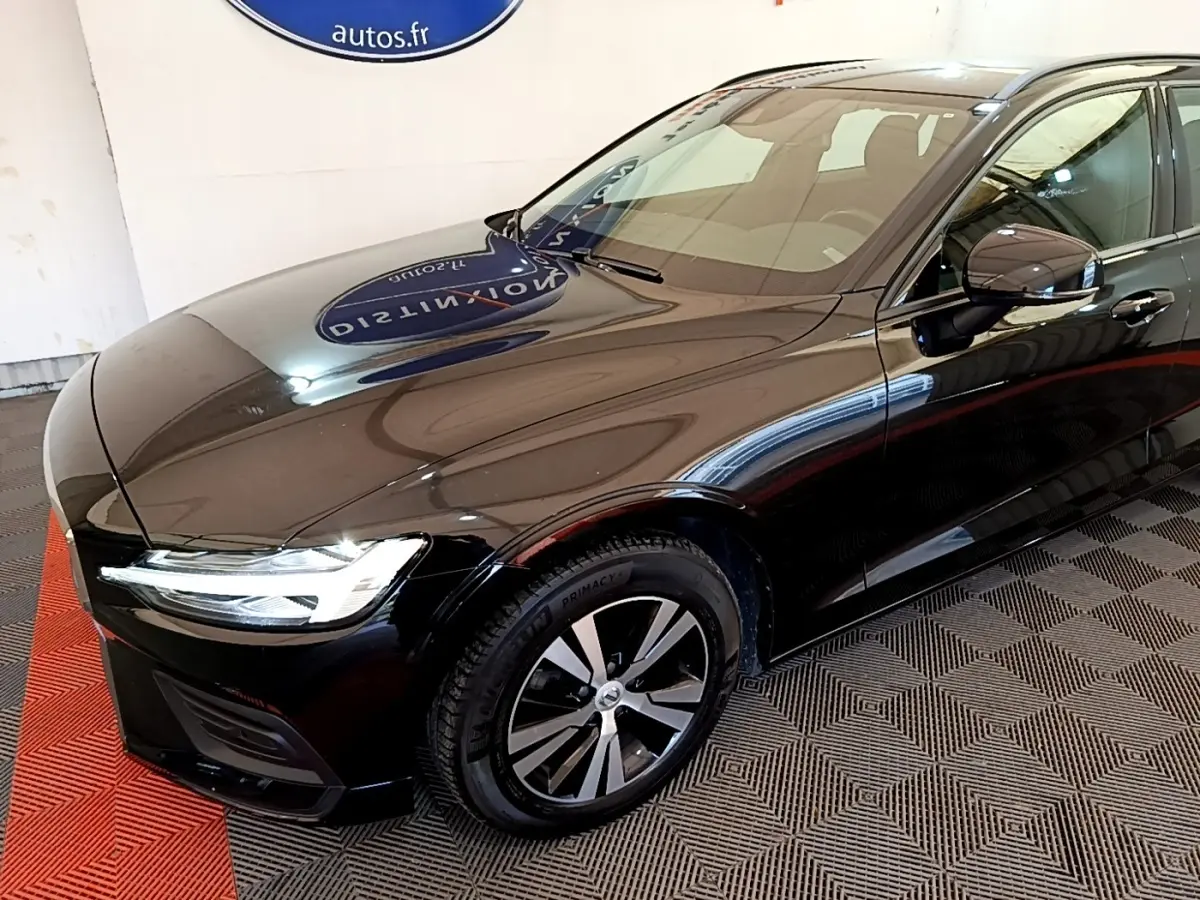 Volvo V60 D3 noir vue 3/4 avant droit, mettant en valeur ses phares LED et jantes alliage bicolores.